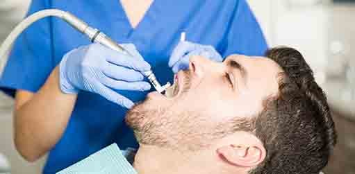 Limpieza dental a paciente