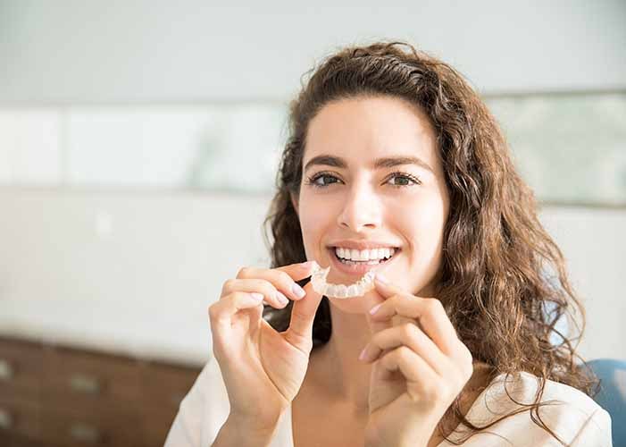 Férula dental en mujer